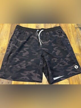 Vuori Kore Shorts Mens XXL Black Camo Athletic Lined Gym Workout Shorts